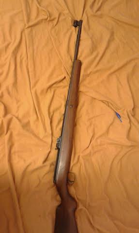 Hola foreros, quería ver si alguien me puede informar sobre esta carabina.
Solo pone DIANAWERK    RASTATT 01