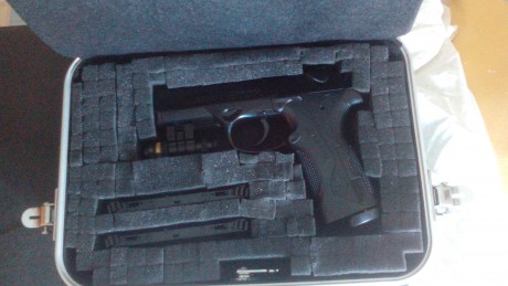 Hola,

Vendo pistola de CO2 marca UMAREX, reproducción de la Beretta PX4 Storm cal. 4,5. Con BLOWBACK. 01