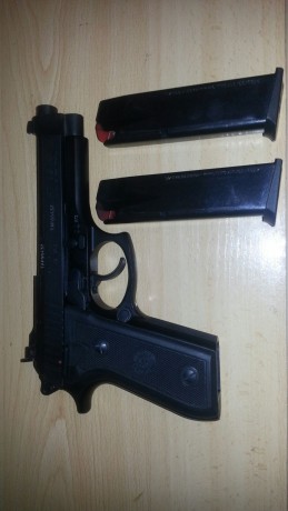 Buenas, 
Se vende Pistola TAURUS PT 99 AF. 
Cal 9 mm para. Dos cargadores con capacidad de 16 balas cada 02