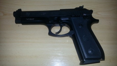 Buenas, 
Se vende Pistola TAURUS PT 99 AF. 
Cal 9 mm para. Dos cargadores con capacidad de 16 balas cada 01