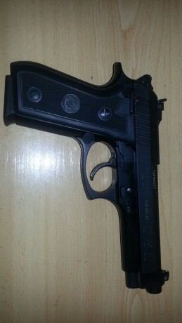 Buenas, 
Se vende Pistola TAURUS PT 99 AF. 
Cal 9 mm para. Dos cargadores con capacidad de 16 balas cada 00