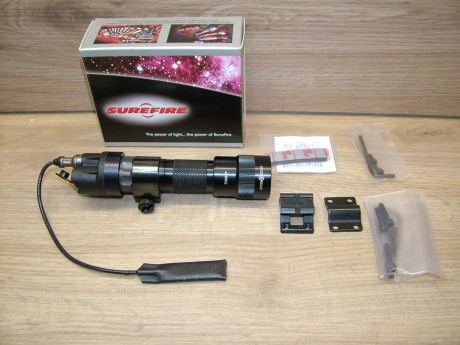 linterna para arma larga marca Surefire Modelo 662 Tactical Light.
Original no copia.
Bombilla de xenon 02