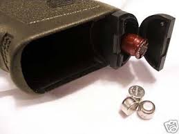 Vendo inserción para empuñadura de pistolas Glock 17 o 19.
Además de servir como almacenamiento de baterías 02