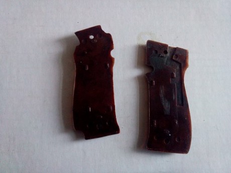 se venden estas cachas.

pistola star ss--20 euros
pistola llama-------20 euros 
pistola, desconozco modelo.. 01