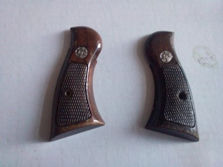 se venden estas cachas.

pistola star ss--20 euros
pistola llama-------20 euros 
pistola, desconozco modelo.. 00