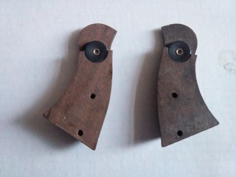 se venden estas cachas.

pistola star ss--20 euros
pistola llama-------20 euros 
pistola, desconozco modelo.. 12