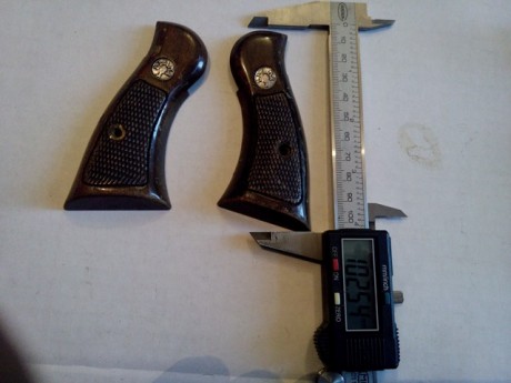 se venden estas cachas.

pistola star ss--20 euros
pistola llama-------20 euros 
pistola, desconozco modelo.. 11