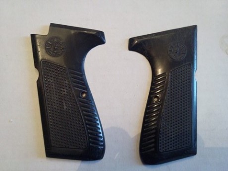 se venden estas cachas.

pistola star ss--20 euros
pistola llama-------20 euros 
pistola, desconozco modelo.. 21