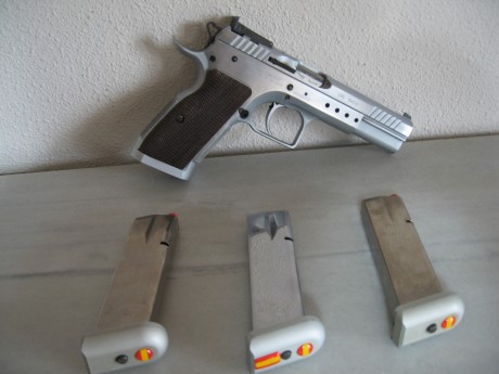   VENDO TANFOGLIO 9 MM PB      MÁS REBAJADO   

Vendo pistolola marca Tanfoglio modelo Limited calibre 01
