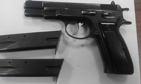 Un compañero vende su CZ 75 del 9 m/m PB., esta guiada en "A" a si que tiros no ha pegado muchos, 02