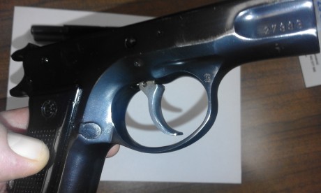 Un compañero vende su CZ 75 del 9 m/m PB., esta guiada en "A" a si que tiros no ha pegado muchos, 00
