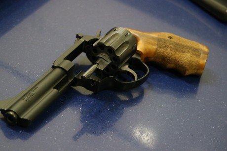 VENDO ESTA JOYA A PRECIO DE SALDO, ME TENGO QUE QUITAR LAS ARMAS POR SALUD.
REVOLVER CASI NUEVO, MUY POCOS 01