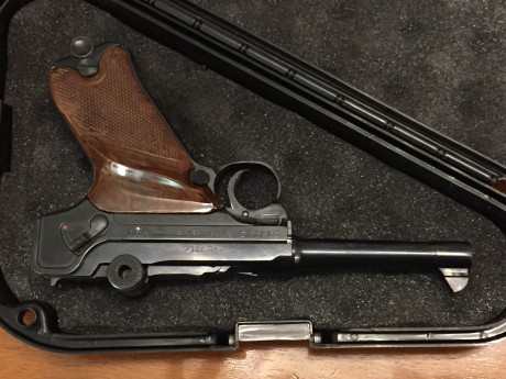 Vendo pistola ERMA KGP-69, replica en calibre 22 de la P08 Luger, el arma esta guiada en F y se encuentra 01