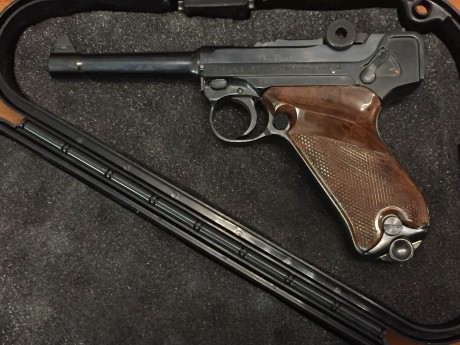 Vendo pistola ERMA KGP-69, replica en calibre 22 de la P08 Luger, el arma esta guiada en F y se encuentra 00