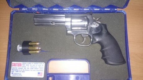 Hola, pongo a la venta este precioso revolver, en su caja original, regalo grip de recarga rapida y la 02