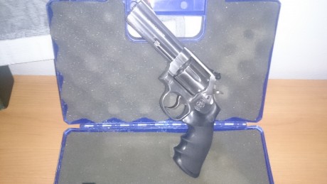 Hola, pongo a la venta este precioso revolver, en su caja original, regalo grip de recarga rapida y la 01