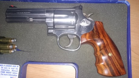 Hola, pongo a la venta este precioso revolver, en su caja original, regalo grip de recarga rapida y la 00