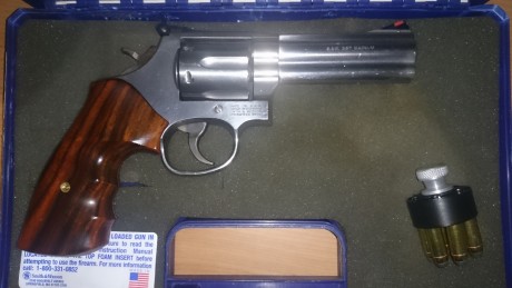 Hola, pongo a la venta este precioso revolver, en su caja original, regalo grip de recarga rapida y la 10