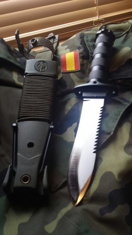 Hola, pongo a la venta este auténtico cuchillo Aitor Jungle King 2 de los años 80, esta muy bien conservado 02