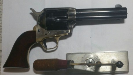 Por petición de un tirador que se retira del tiro, os publico este anuncio.

   Vendo revolver avancarga 11