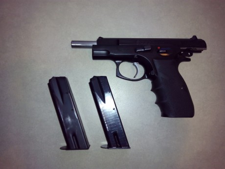 Vendo pistola  CZ 75de 9 m/m.Pb  guiada con licencia F , urge vender por dejar afición , arma bien cuidada 02