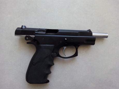 Vendo pistola  CZ 75de 9 m/m.Pb  guiada con licencia F , urge vender por dejar afición , arma bien cuidada 01