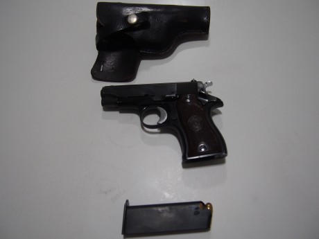 Vendo astra dk calibre 9 mm. Esta nueva tiene tres cargadores y varias fundas, con caja original, instrucciones 02