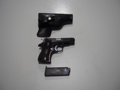 Vendo astra dk calibre 9 mm. Esta nueva tiene tres cargadores y varias fundas, con caja original, instrucciones 01
