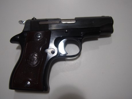 Vendo astra dk calibre 9 mm. Esta nueva tiene tres cargadores y varias fundas, con caja original, instrucciones 00
