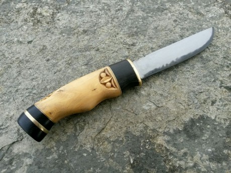 Vendo estas dos piezas:

Cuchillo estilo nordico de boj y ebano con acero blue paper y tallado por Javier 02
