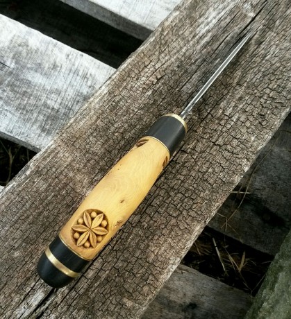 Vendo estas dos piezas:

Cuchillo estilo nordico de boj y ebano con acero blue paper y tallado por Javier 01
