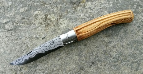 Vendo estas dos piezas:

Cuchillo estilo nordico de boj y ebano con acero blue paper y tallado por Javier 12