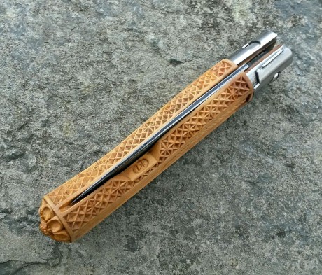 Vendo estas dos piezas:

Cuchillo estilo nordico de boj y ebano con acero blue paper y tallado por Javier 11