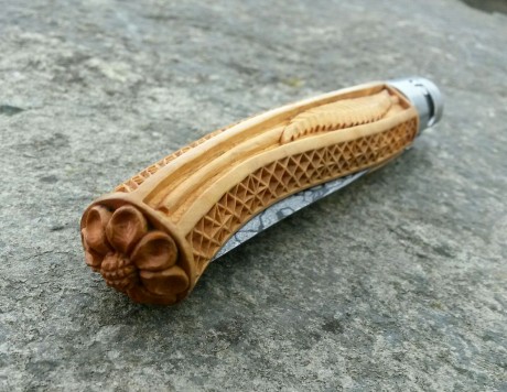 Vendo estas dos piezas:

Cuchillo estilo nordico de boj y ebano con acero blue paper y tallado por Javier 10