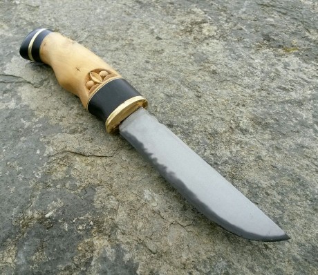 Vendo estas dos piezas:

Cuchillo estilo nordico de boj y ebano con acero blue paper y tallado por Javier 21