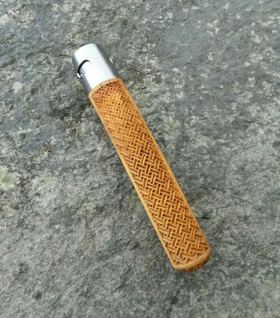 Vendo estas dos piezas:

Cuchillo estilo nordico de boj y ebano con acero blue paper y tallado por Javier 20
