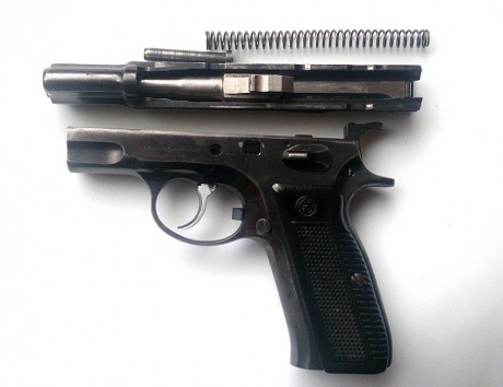 Queridos compañeros:
Vendo esta pistola CZ BRNO 75, Guiada en F, por tener cupo completo,tengo 2 cargadores,. 02
