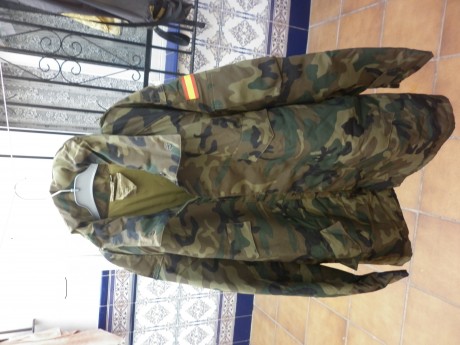 Vendo chaquetón original del ejercito español con poquísimo uso. 
Bolsillo interior. Pantalón dentro del 00