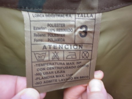  Vendo chaquetón original del ejercito español  con poquísimo uso. 
Bolsillo interior. Pantalón dentro 01