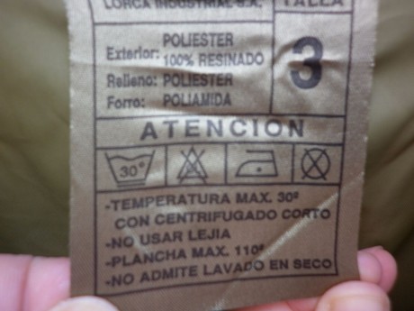  Vendo chaquetón original del ejercito español  con poquísimo uso. 
Bolsillo interior. Pantalón dentro 00