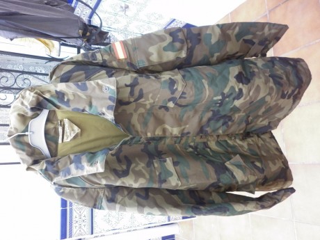  Vendo chaquetón original del ejercito español  con poquísimo uso. 
Bolsillo interior. Pantalón dentro 01