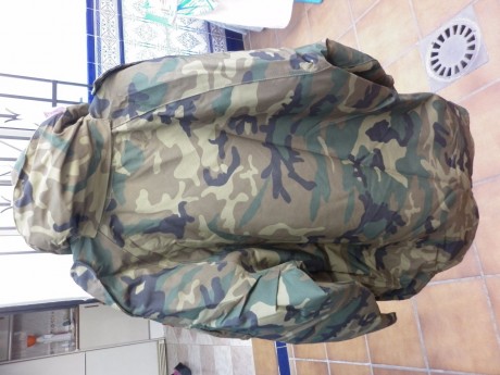  Vendo chaquetón original del ejercito español  con poquísimo uso. 
Bolsillo interior. Pantalón dentro 00