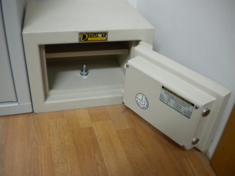 Vendo armero grado III, en perfecto estado, con certificado de homologacion y factura. Capacidad para 02