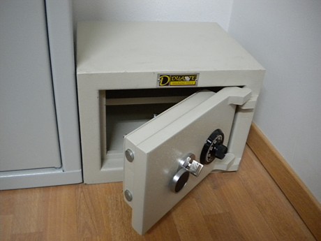 Vendo armero grado III, en perfecto estado, con certificado de homologacion y factura. Capacidad para 01