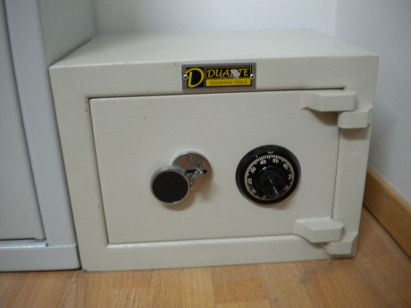 Vendo armero grado III, en perfecto estado, con certificado de homologacion y factura. Capacidad para 00