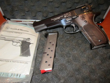 Se vende s&w PERFORMAN CENTER 952-1, sin seguro de empuñadura.
Completamente nueva, habre pegado sobre 02