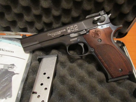 Se vende s&w PERFORMAN CENTER 952-1, sin seguro de empuñadura.
Completamente nueva, habre pegado sobre 01