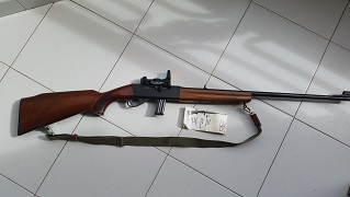 Hola a todos:

Vendo carabina alemana semiautomática ANSCHÜTZ Mod. 520/61 .22 LR, es desmontable, está 02