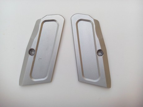 Hola. Vendo dos juegos de cachas tanfoglio
REBAJADAS LAS DE ALUMINIO A 55€ ( YA NO SE REBAJAN MAS)
Cachas 01