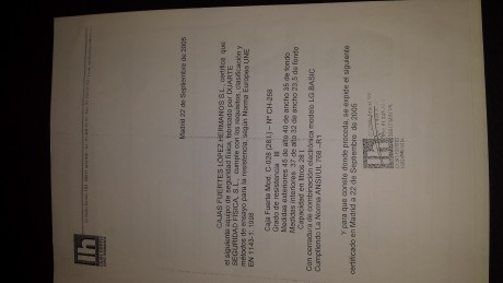 Hola compañeros. 
Por dejar el tiro vendo un armero para arma corta de 28 l de capacidad.
Tiene bandeja 40